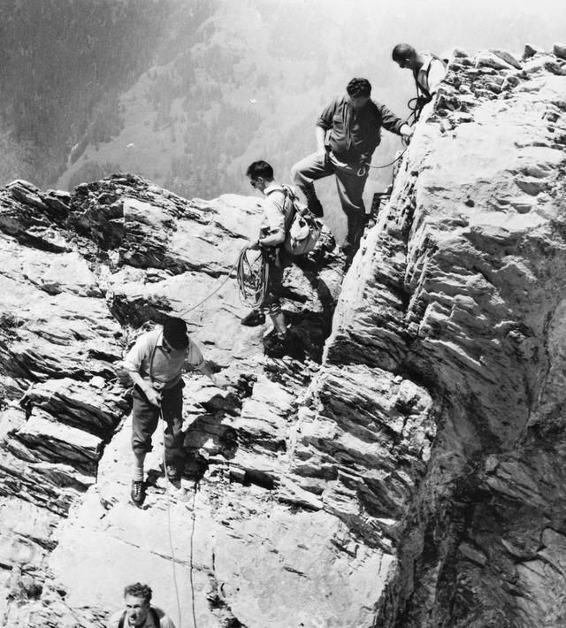 他是人类历史第一个登顶珠峰的人：也是世界上第一个踏遍三极的人