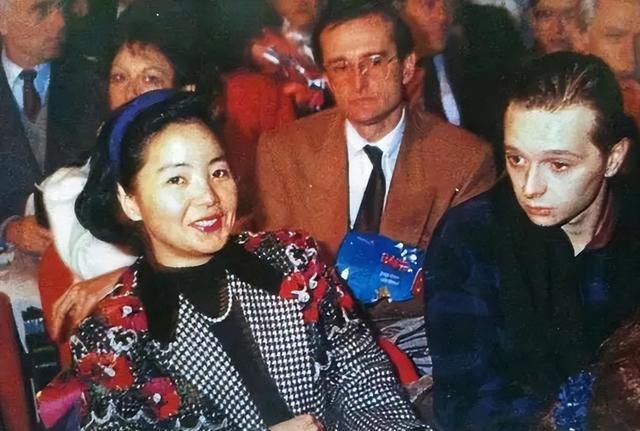 1995年，邓丽君离奇死于泰国，身边并无一人，死前痛苦喊“妈妈”