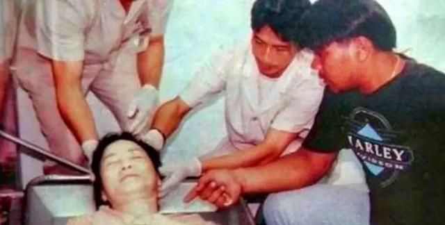 1995年，邓丽君离奇死于泰国，身边并无一人，死前痛苦喊“妈妈”