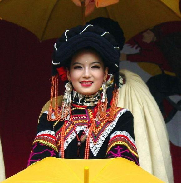 中国少数民族服装，哪个少数民族的衣服漂亮图3
