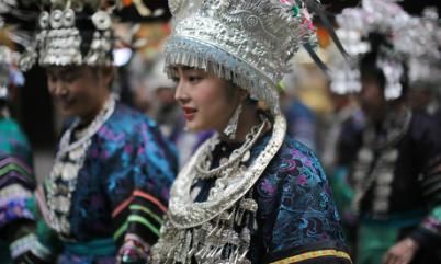 中国少数民族服装，哪个少数民族的衣服漂亮图6
