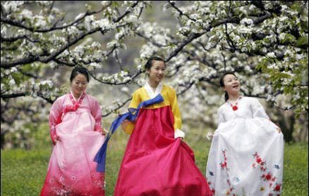 中国少数民族服装，哪个少数民族的衣服漂亮图9