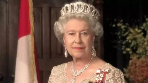 英国女王和首相，英国女王的权力大还是英国首相的权力大图1