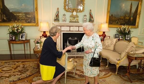 英国女王和首相，英国女王的权力大还是英国首相的权力大图8