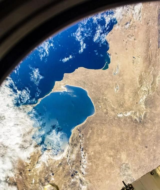 世界上最大的湖是什么湖?在哪个地方?图1