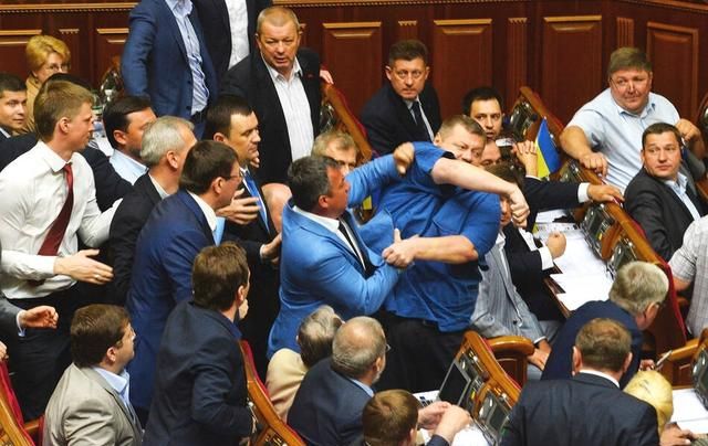议会打架，为什么外国议会议员会在公共场合斗殴呢图4