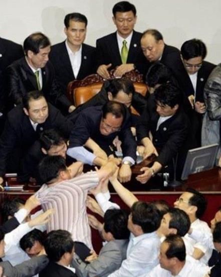议会打架，为什么外国议会议员会在公共场合斗殴呢图5