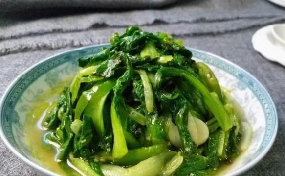 炒青菜怎么做才会没有苦味,炒青菜脆绿好吃有诀窍图3