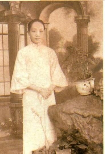 中国旗袍的由来是什么,旗袍的由来和历史多久了图2