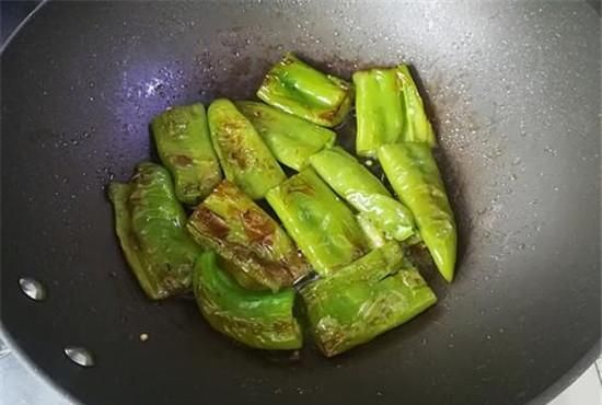 虎皮青椒怎么做最好吃的,虎皮青椒怎么做最好吃图6