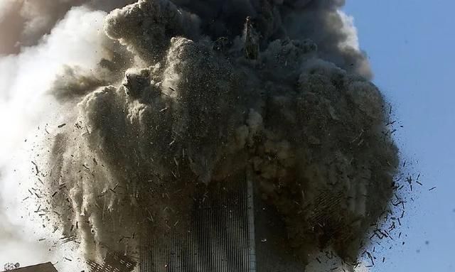 911劫机者为何选择撞上世贸大楼,而没撞击白宫呢图7
