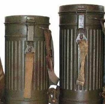 二战时候德军总背着一个大铁罐,是什么东西图1