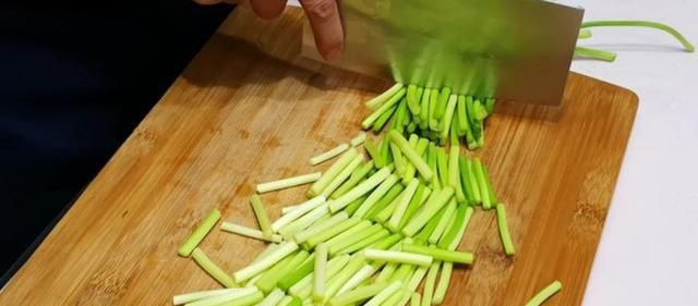 用生抽腌蒜苔的方法,酱油腌蒜苔的正确方法窍门图2