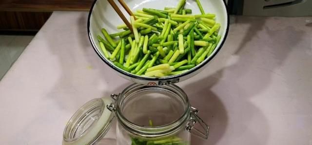 用生抽腌蒜苔的方法,酱油腌蒜苔的正确方法窍门图3
