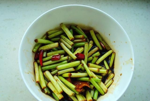用生抽腌蒜苔的方法,酱油腌蒜苔的正确方法窍门图9