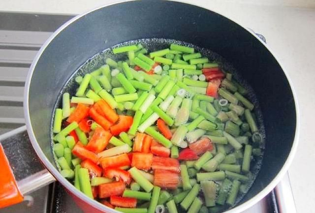 用生抽腌蒜苔的方法,酱油腌蒜苔的正确方法窍门图11