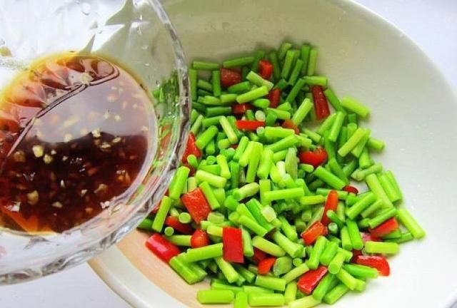 用生抽腌蒜苔的方法,酱油腌蒜苔的正确方法窍门图12