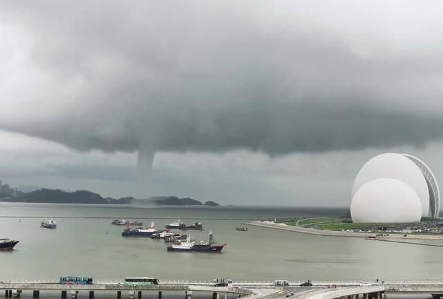 下暴雨时要注意什么事情(暴雨预防措施及注意事项)图1