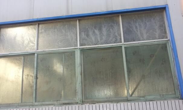 冬天玻璃窗上为什么会结冰花,窗玻璃冬天结冰花怎么解决图2