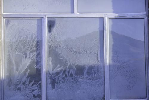 冬天玻璃窗上为什么会结冰花,窗玻璃冬天结冰花怎么解决图3