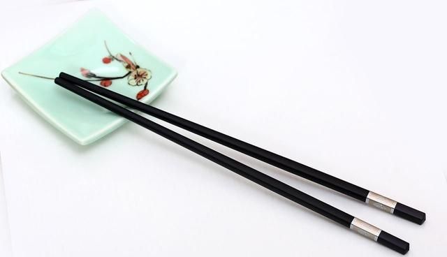 如何正确使用筷子,如何正确使用筷子绘画图1