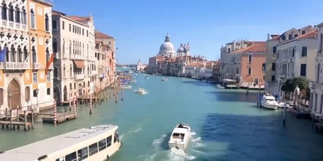 威尼斯美在哪里,威尼斯的小艇体现动静之美的句子图1