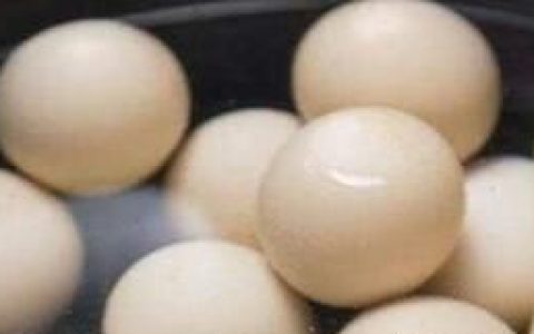 煮蛋的时候如何防止蛋壳裂开呢(煮蛋时防蛋壳裂开加什么)