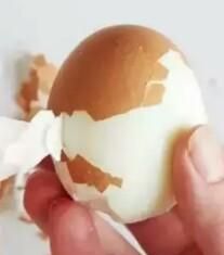 煮蛋的时候如何防止蛋壳裂开呢(煮蛋时防蛋壳裂开加什么)图2