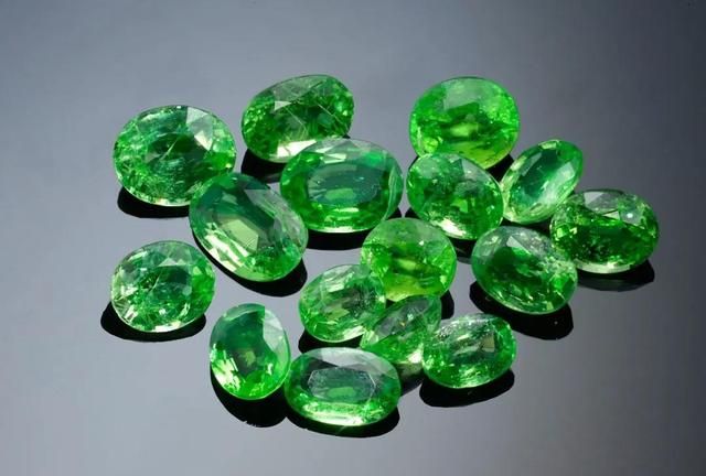 绿色的宝石有哪些种类(绿色宝石图片大全)图14