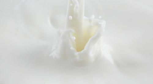 纯牛奶加热为什么会凝固,纯牛奶加热里面有白色凝固东西图1