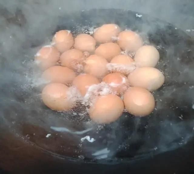 冷水煮鸡蛋好还是热水煮鸡蛋好,煮鸡蛋冷水下锅还是热水好脱壳图3