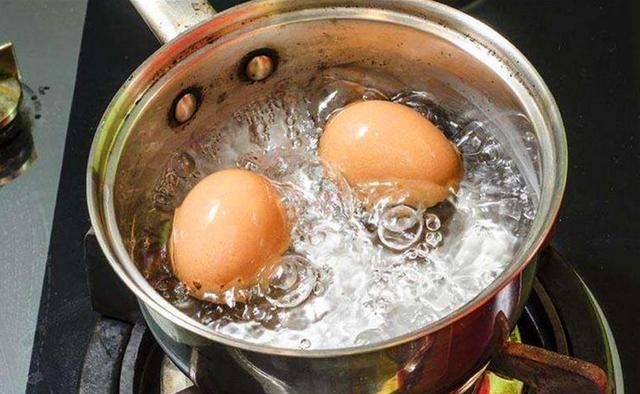 冷水煮鸡蛋好还是热水煮鸡蛋好,煮鸡蛋冷水下锅还是热水好脱壳图6