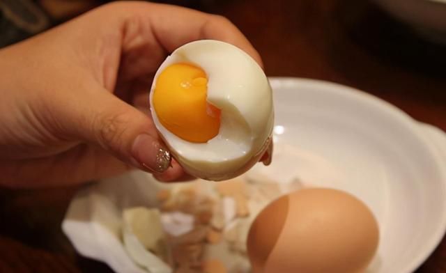 冷水煮鸡蛋好还是热水煮鸡蛋好,煮鸡蛋冷水下锅还是热水好脱壳图9