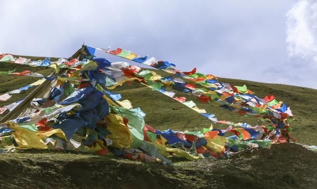 藏区山上的圆形经幡是代表什么(川藏线上拉的经幡是什么意思)图3