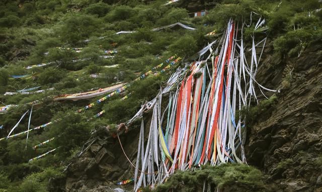 藏区山上的圆形经幡是代表什么(川藏线上拉的经幡是什么意思)图12