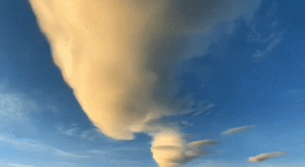 壮观云南大理现罕见飞碟云(一朵巨大的蘑菇云惊现大理上空)图1