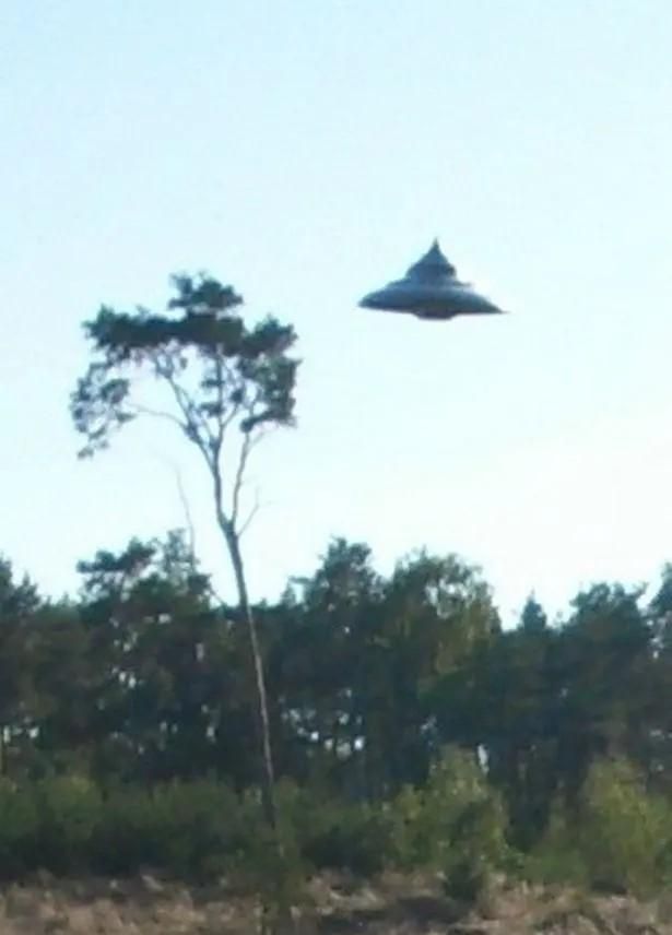 如何看待波兰男子拍到ufo图1