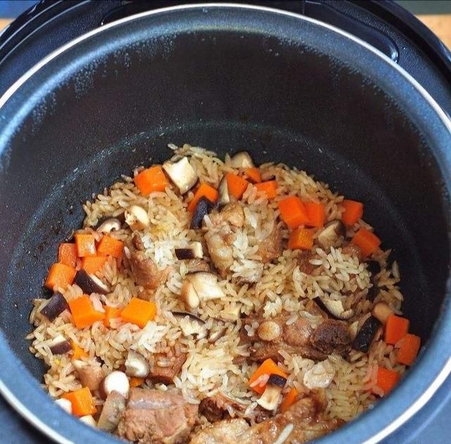 鸡腿焖米饭电饭锅做法,鸡腿金针菇电饭煲做法图5