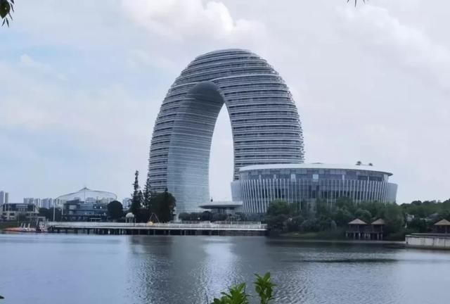 旅行途中你见过最美的湖边建筑是哪个作图1